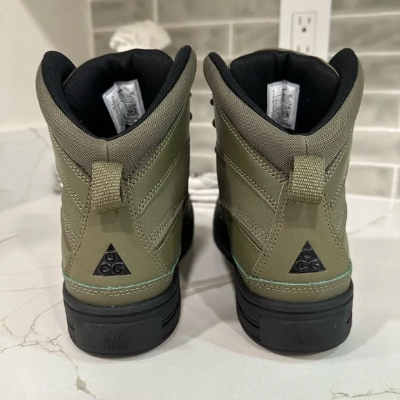 Nike Woodside 2. Duckboots. Youth Size 6. Color Green And Black.
